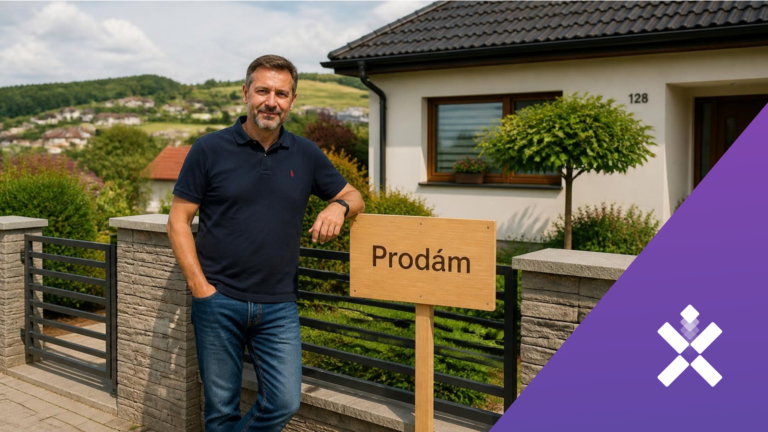 Majitel před rodinným domem s cedulí Prodám, prodej domu bez realitky na Zlínsku